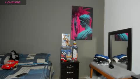 julian_wallace1 online show from May 27, 2026, 10:18 pm