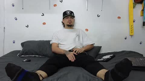 julian_whitee654 online show from December 10, 2024, 2:28 pm