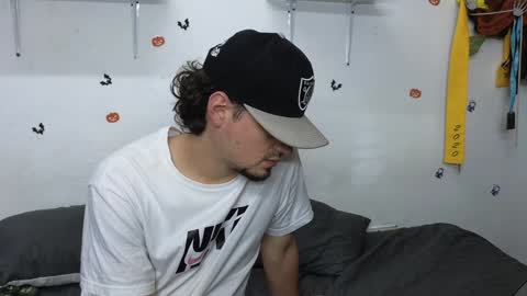 julian_whitee654 online show from December 10, 2024, 6:28 pm