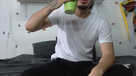 julian_whitee654 online show from December 18, 2024, 1:12 pm
