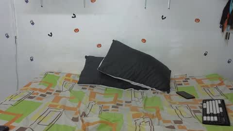 julian_whitee654 online show from December 24, 2024, 3:26 pm