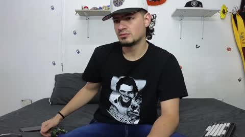 julian_whitee654 online show from January 3, 2025, 3:22 pm