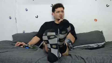 julian_whitee654 online show from January 7, 2025, 1:03 pm