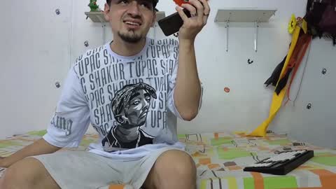julian_whitee654 online show from January 10, 2025, 2:34 pm