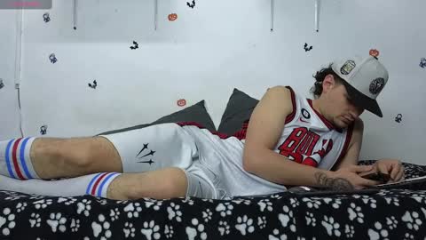 julian_whitee654 online show from February 12, 2025, 12:12 pm