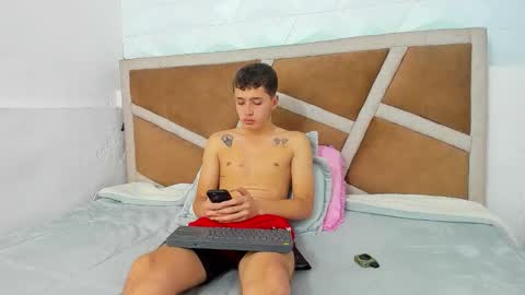 Snapshot of julian_wolf18 chatting on November 21, 2025, 5:00 pm julian online show from November 21, 2025, 5:00 pm