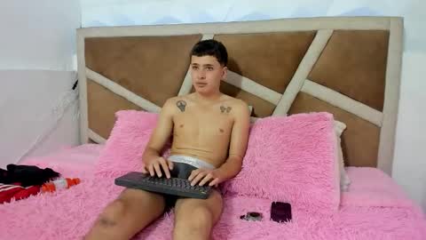 Snapshot of julian_wolf18 chatting on November 28, 2025, 4:20 pm julian online show from November 28, 2025, 4:20 pm