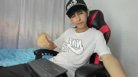 Snapshot of julian_xp chatting on May 4, 2026, 7:21 pm Julian online show from May 4, 2026, 7:21 pm