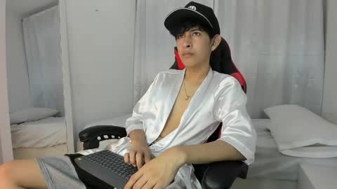 Snapshot of julian_xp chatting on May 8, 2026, 7:19 pm Julian online show from May 8, 2026, 7:19 pm