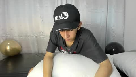 Snapshot of julian_xp chatting on May 16, 2026, 6:50 pm Julian online show from May 16, 2026, 6:50 pm
