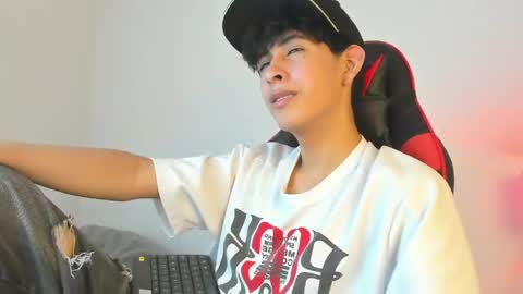 Snapshot of julian_xp chatting on May 21, 2026, 7:43 pm Julian online show from May 21, 2026, 7:43 pm