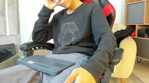 Snapshot of julian_xp chatting on May 27, 2026, 7:11 pm Julian online show from May 27, 2026, 7:11 pm
