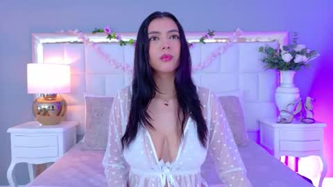 Snapshot of julie_bennet chatting on October 9, 2025, 5:16 am Juliet Bennet online show from October 9, 2025, 5:16 am