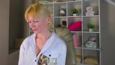 Julie Lucasss online show from April 13, 2026, 12:38 am