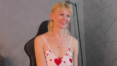 Snapshot of julie_lucasss chatting on April 20, 2026, 12:46 am Julie Lucasss online show from April 20, 2026, 12:46 am