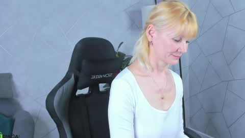 Snapshot of julie_lucasss chatting on April 23, 2026, 12:45 am Julie Lucasss online show from April 23, 2026, 12:45 am
