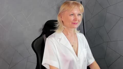 Snapshot of julie_lucasss chatting on May 1, 2026, 12:59 am Julie Lucasss online show from May 1, 2026, 12:59 am