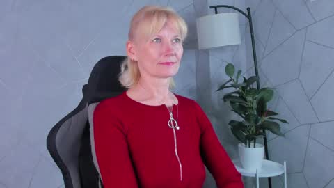 Snapshot of julie_lucasss chatting on May 9, 2026, 12:05 am Julie Lucasss online show from May 9, 2026, 12:05 am