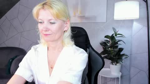 Julie Lucasss online show from June 4, 2026, 12:16 am
