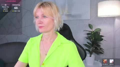 Julie Lucasss online show from June 7, 2026, 11:41 pm