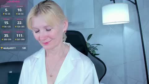 Julie Lucasss online show from June 19, 2026, 12:04 am