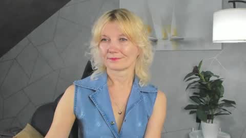 Julie Lucasss online show from June 25, 2026, 12:21 am