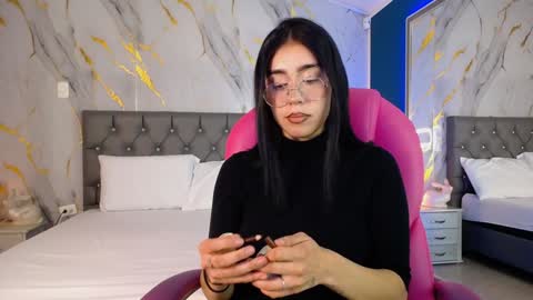 Snapshot of julieta_de_los_angeles chatting on February 4, 2025, 3:44 am Julieta online show from February 4, 2025, 3:44 am