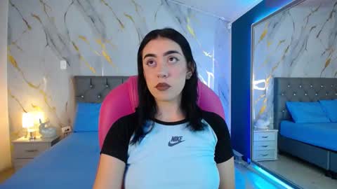 Snapshot of julieta_de_los_angeles chatting on March 10, 2025, 3:34 am Julieta online show from March 10, 2025, 3:34 am