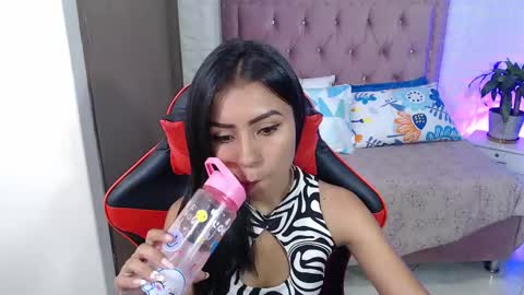 julieta_fn online show from February 19, 2025, 3:38 pm