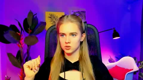 junewoods online show from November 20, 2025, 9:20 am