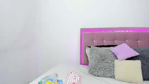 Snapshot of just_isa chatting on December 19, 2024, 12:13 am Isa y Luci online show from December 19, 2024, 12:13 am