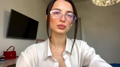 justoliviamoon online show from July 25, 2026, 12:36 pm