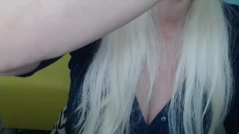 Snapshot of kamaliasim chatting on February 15, 2025, 10:21 pm KamaliaSim online show from February 15, 2025, 10:21 pm