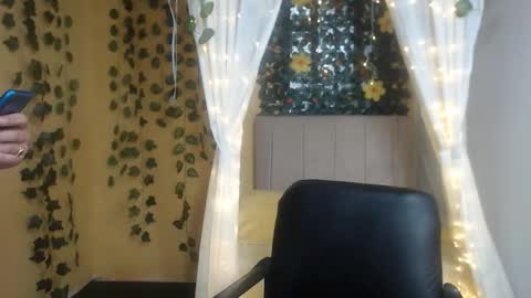 karen_885 online show from December 18, 2025, 2:45 pm