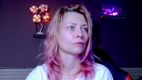 Snapshot of karoline121 chatting on December 1, 2025, 2:11 pm karoline121 online show from December 1, 2025, 2:11 pm