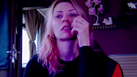 Snapshot of karoline121 chatting on December 3, 2025, 10:13 am karoline121 online show from December 3, 2025, 10:13 am