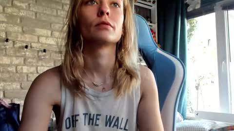 Snapshot of karoline121 chatting on December 18, 2025, 9:37 am karoline121 online show from December 18, 2025, 9:37 am