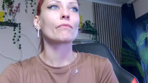 Snapshot of karoline121 chatting on April 2, 2026, 3:53 pm karoline121 online show from April 2, 2026, 3:53 pm