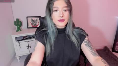 Snapshot of kat_apple chatting on November 4, 2025, 7:24 pm Alicia online show from November 4, 2025, 7:24 pm