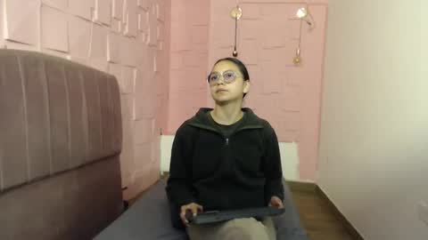 Katalina online show from December 5, 2025, 2:47 pm