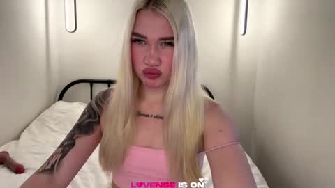Snapshot of katie_glow chatting on July 15, 2026, 6:18 am katie_glow online show from July 15, 2026, 6:18 am