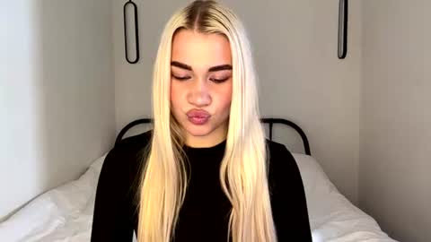 Snapshot of katie_glow chatting on July 28, 2026, 5:25 am katie_glow online show from July 28, 2026, 5:25 am