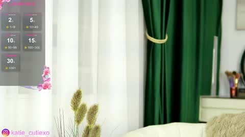 KatieCutieeXoo online show from May 18, 2026, 8:14 pm