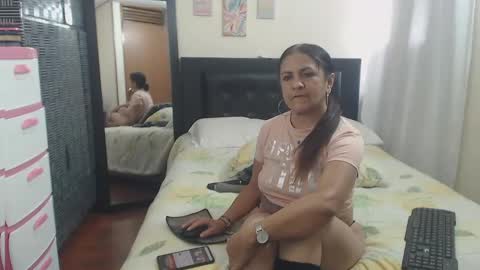 Snapshot of katiehotx chatting on February 12, 2025, 7:35 pm katie online show from February 12, 2025, 7:35 pm