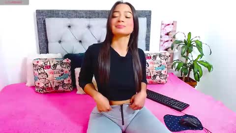 Snapshot of katikloving chatting on December 20, 2025, 2:57 pm Follow Instagram katikloving online show from December 20, 2025, 2:57 pm