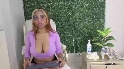 Snapshot of katy_love222 chatting on May 24, 2026, 6:57 pm katy_love222 online show from May 24, 2026, 6:57 pm