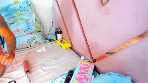 lilii-pety online show from January 4, 2025, 2:14 am