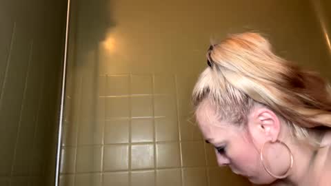 kay_la online show from September 16, 2025, 6:47 am