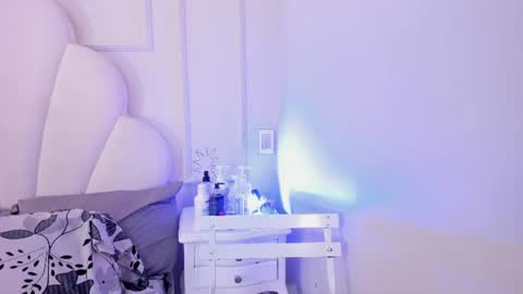 kaylachannell online show from June 19, 2026, 4:17 am