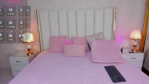 kayladavies_ online show from June 26, 2026, 8:35 pm